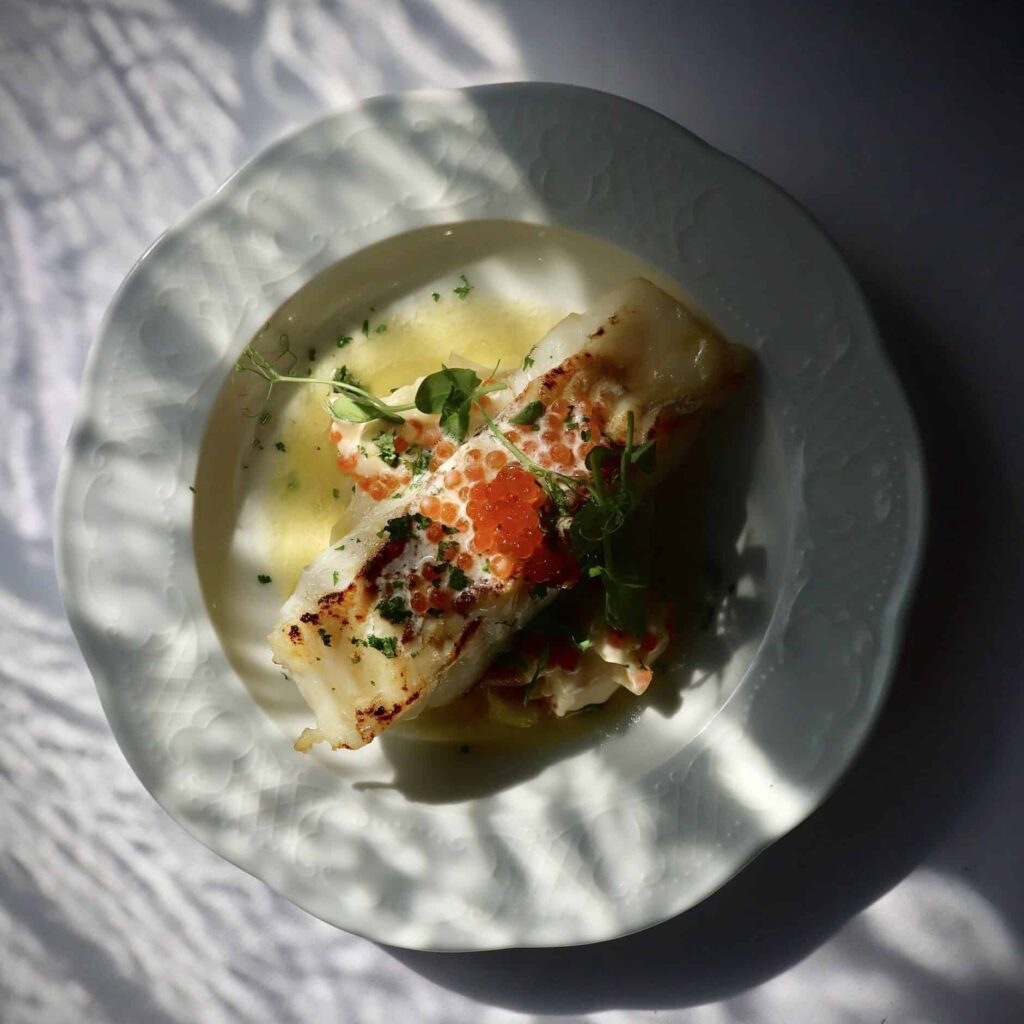 Pavé de lieu jaune, beurre blanc et oeufs de truite et fondue de poireaux