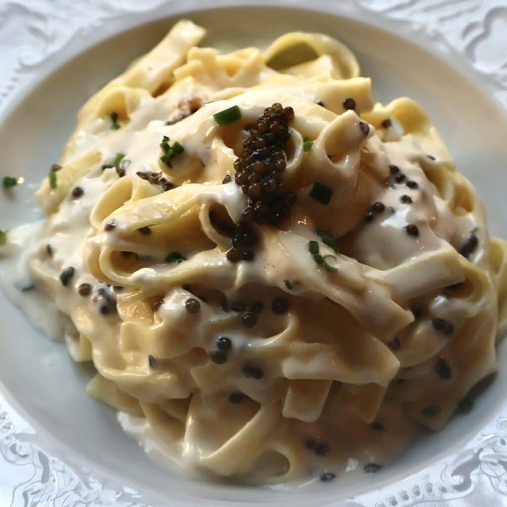 Tagliatelles fraîches au caviar, spécialité d’inspiration franco-slave chez Eva Restaurant à Lille.